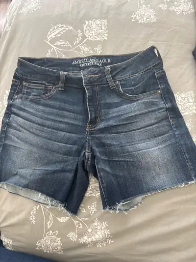 These are a pair of gently worn American Eagle denim shorts, perfect for casual wear. They feature a...