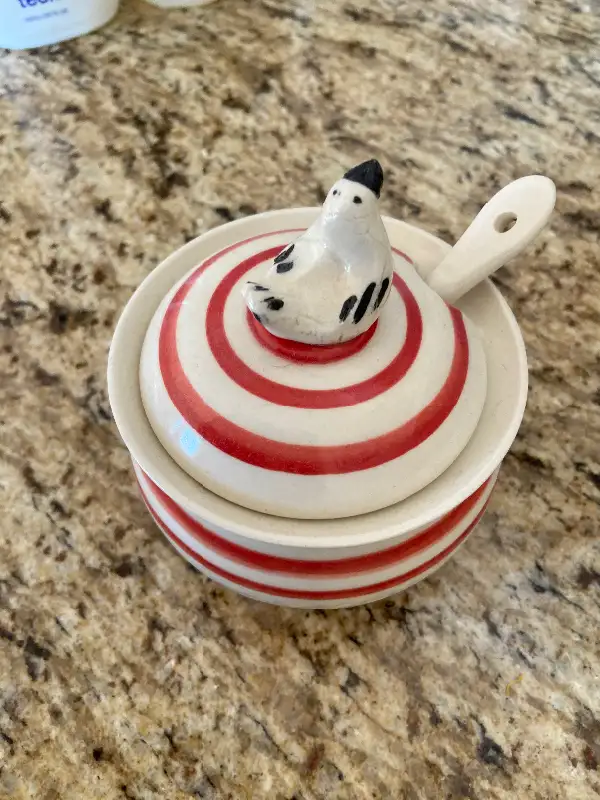 Sucrier en porcelaine fait au Québec (Lebeau) in Arts & Collectibles in City of Montréal - Image 2