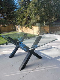 Outdoor table with thick glass