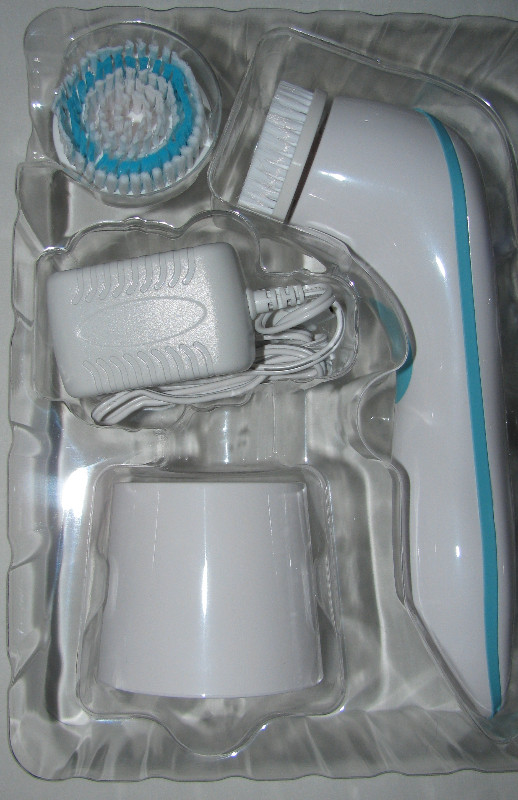 Silk’n Pure Brush Rechargeable Facial Cleansing Brush Waterproof in Other in Saint John - Image 2