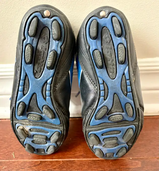 Soccer shoes - kids size 11 in Soccer in Ottawa - Image 5