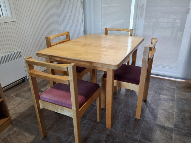 set de cuisine table avec 4 chaises dans Mobilier de salle à manger et cuisine  à St-Georges-de-Beauce