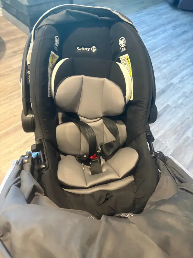 stroller, car seat and base in Strollers, Carriers & Car Seats in North Bay - Image 5