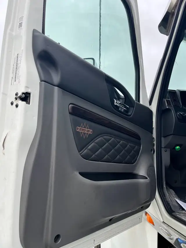 2025 International HX, Heavy Haul!! Cummins, Autoshift, 46's in Heavy Trucks in Saskatoon - Image 6