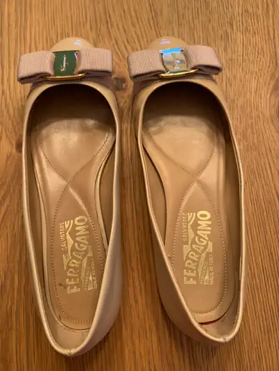 Chaussures pour femme en cuir verni FERRAGAMO - Grandeur 5, View more