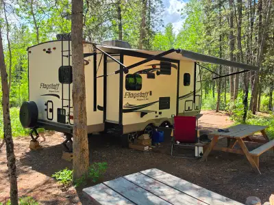* LIKE NEW * 2017 Flagstaff Super Lite Lived its life in Abbotsford BC. Just arrived in Whitehorse t...