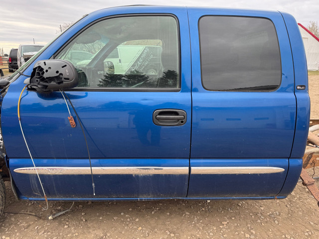 2003 GMC CAB WITH DOORS in Auto Body Parts in Lloydminster - Image 2
