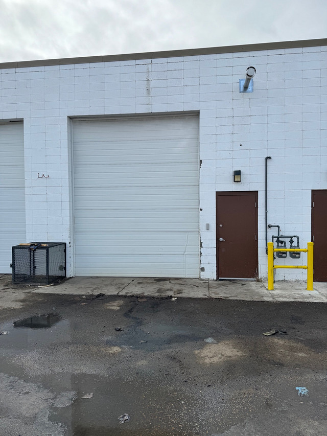 Industrial warehouse 1465 sq ft bay in Commercial & Office Space for Rent in Edmonton - Image 2