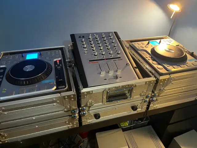 CDj’s Stanton With Vestax mixer with flight/road cases in Performance & DJ Equipment in City of Toronto - Image 2