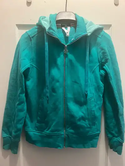 Snuggle up in style with this gently used Tuff Athletics hoodie in size XL. The vibrant teal colour...