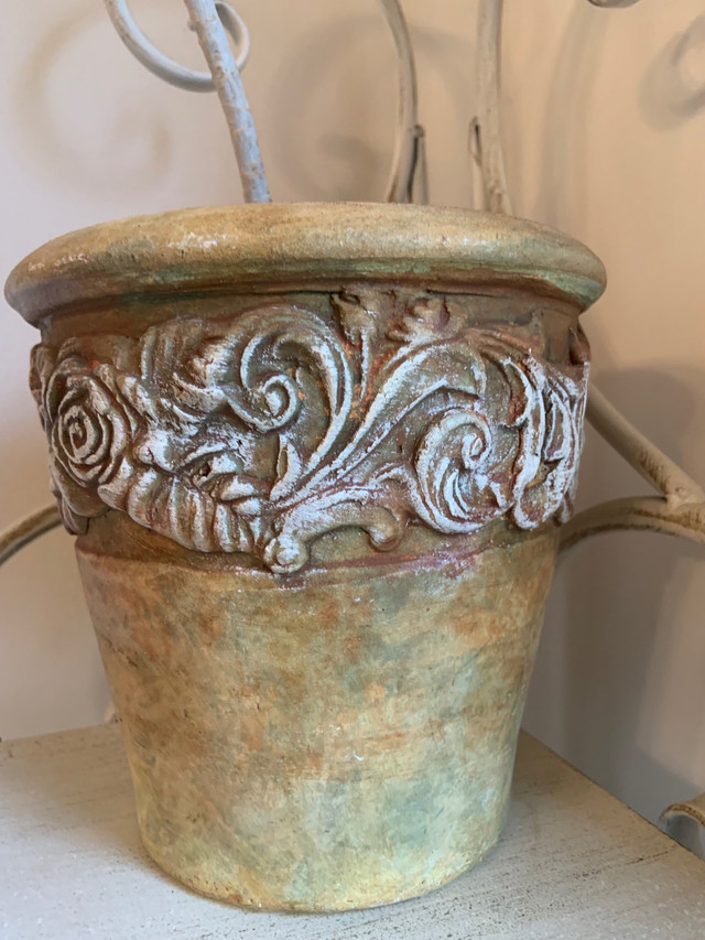 BEAUTIFUL CERAMIC PLANTER WITH HEARTY TROPICAL PLANT ! BRAMPTON  in Plants, Fertilizer & Soil in Mississauga / Peel Region - Image 3
