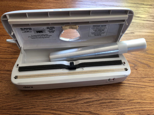 Deni Freshlock Vacuum Bag Sealer in Other in Oakville / Halton Region