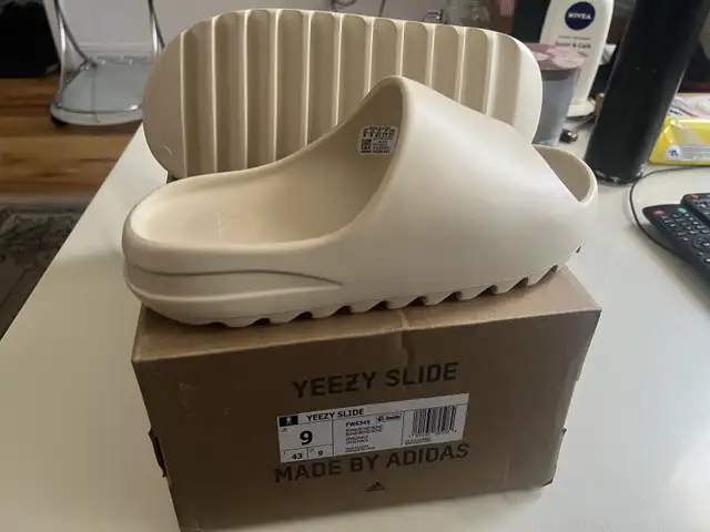 Yeezy slides Bone in Men's Shoes in City of Montréal - Image 5