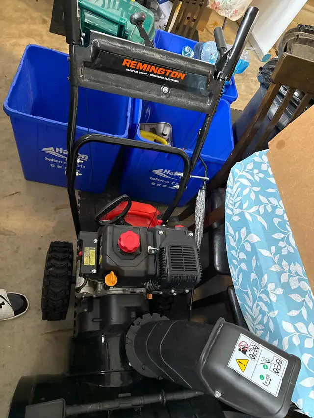 Remington electric start snow blower in Snowblowers in Oakville / Halton Region - Image 4
