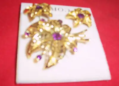 VINTAGE JEWELLERY - BROOCH AND MATCHING PIERCED EARRINGS SET with Purple/Mauve Stones in the middle...