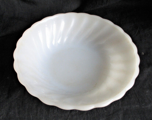 Vintage Anchor Hocking Oven Proof Dinnerware Ivory Swirl 5" Bowl in Arts & Collectibles in Stratford - Image 4