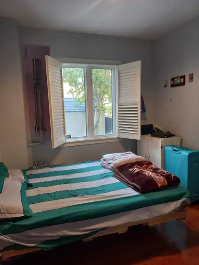 Room for rent with car parking for any details please contact 6477700735