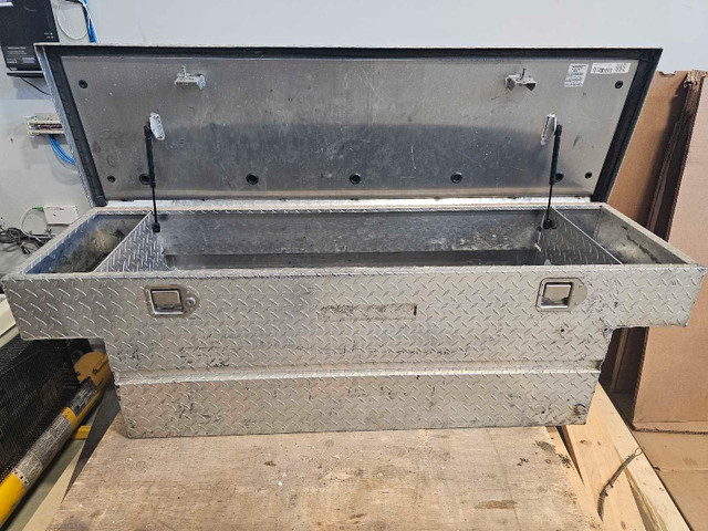 Dee Zee brand aluminum tool box in Tool Storage & Benches in Edmonton - Image 2