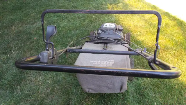 Tondeuse autotractée CRAFTSMAN 21'' in Lawnmowers & Leaf Blowers in City of Montréal - Image 7
