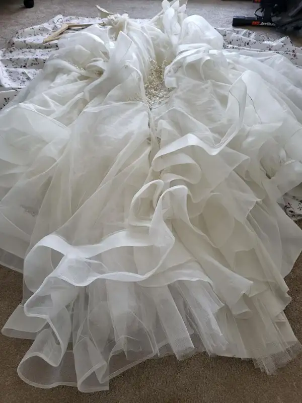 Vera Wang Wedding Dress (size 2) in Wedding in Ottawa - Image 7