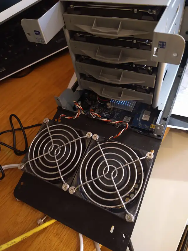 NAS Synology DS411+ (4-Bay) + 4x4TB Disks64739290407042123