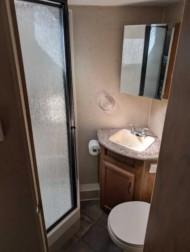2014 outdoors RV creekside 31kqbs travel trailer in Travel Trailers & Campers in Vernon - Image 6