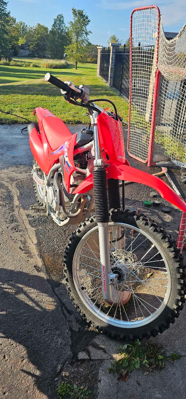 2022 CRF250f with low hours and lowering kit in Dirt Bikes & Motocross in Kingston - Image 2