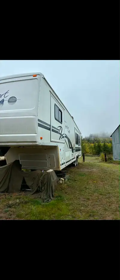 Looking for a spacious and affordable RV? This 2001 Avion Westport 5th Wheel is clean, comfortable,...