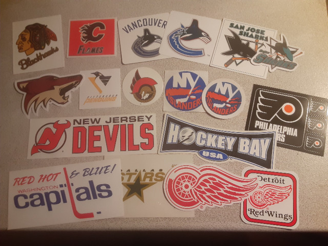 SUPER LOT D'AUTOCOLLANTS DE LOGO D'EQUIPES DE HOCKEY DE LA LNH dans Art et objets de collection  à Laval/Rive Nord