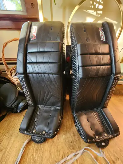 Vaughn v10 junior goalie pads 26 plus 2, View more