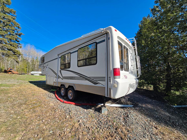 2001 titanium fifth wheel trailer in Travel Trailers & Campers in North Bay - Image 2