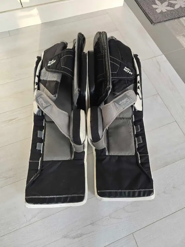 Hockey Warrior G5 Goalie pads 28+1. in Hockey in Oshawa / Durham Region - Image 3