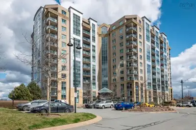 【For Rent】Spacious 2-Bed Condo in West End with parking