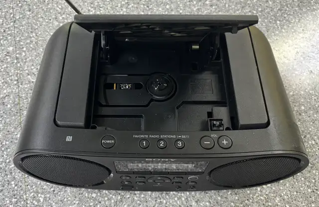 Sony ZS-RS60 BT/CD Boombox  in General Electronics in Oshawa / Durham Region - Image 6