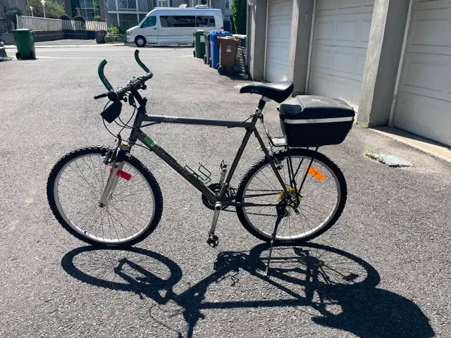 Vélo hybride roues 26 pouces avec coffre in Cruiser, Commuter & Hybrid in City of Montréal - Image 2
