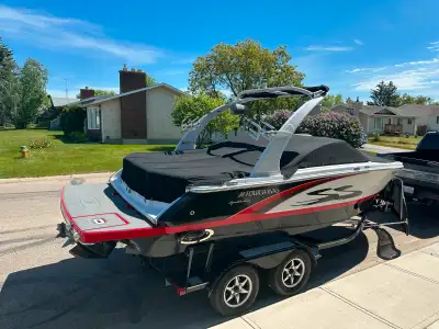 2013 FourWinns H210SS, 5.7 Mercruiser 300hp,Bravo 3 dual prop, side hull exhaust, Comes with Travel...