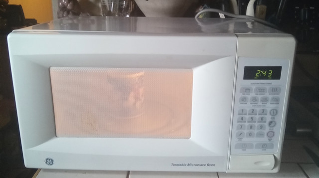 GE white standard size microwave oven w/t turntable 800 watt | Microwaves &  Cookers | Napanee | Kijiji