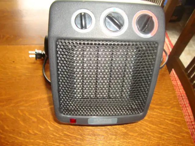 2 SMALL PORTABLE ELECTRIC HEATERS in Heaters, Humidifiers & Dehumidifiers in Norfolk County - Image 5