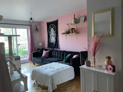 Charmant 3.5 , au premier étage, situé près du Metro et le Vieux-Longueuil chauffée/eau chaude. Prêt...