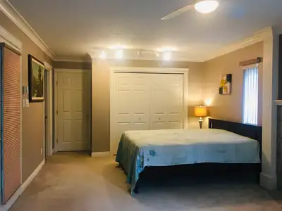 Spacious room with its own bathroom in a house suite, close to bus stop and grocery stores, 5 minute...