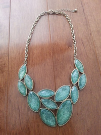 Collier massif couleur turquoise et or