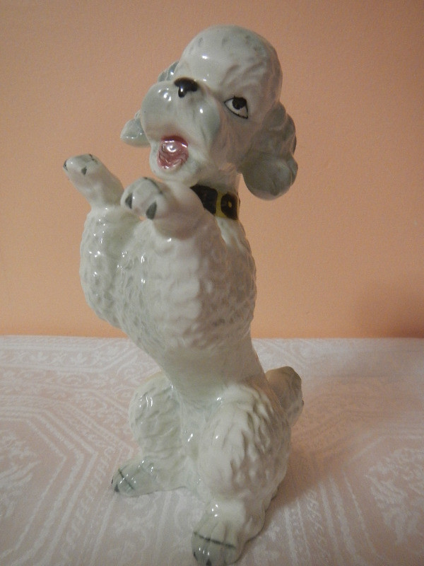 Herend porcelain hand painted poodle dog figurine Hungary dans Art et objets de collection  à Ville de Montréal - Image 2