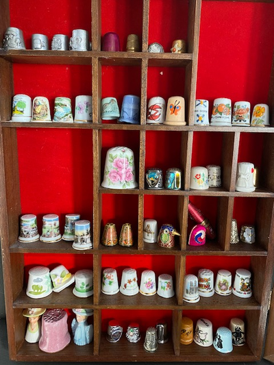 Collection de 60 DÉS en plomb, argent, tissu, bois, porcelaine, View more