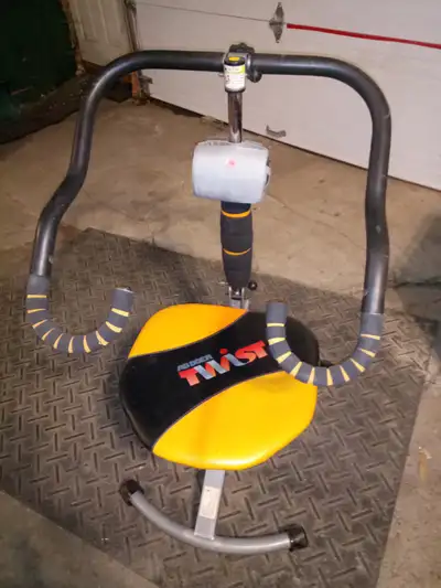 - 1 exerciseur TWIST $80. -1 tabouret de bar $30. - 1 commode blanche sur roulettes 5 tiroirs $60. -...