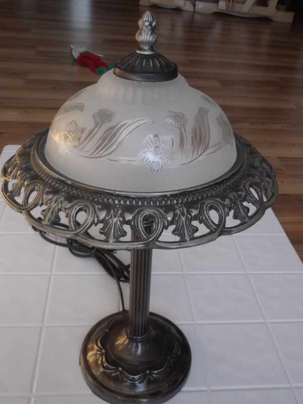 lampe sur pied (2) dans Éclairage intérieur et plafonniers  à Saguenay