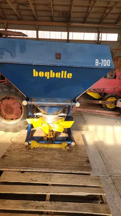 Bogballe b700 fertilizer spreader, 3 poi nt hitch . 25 foot spread p.t.o. drive . Call or text 519-3...