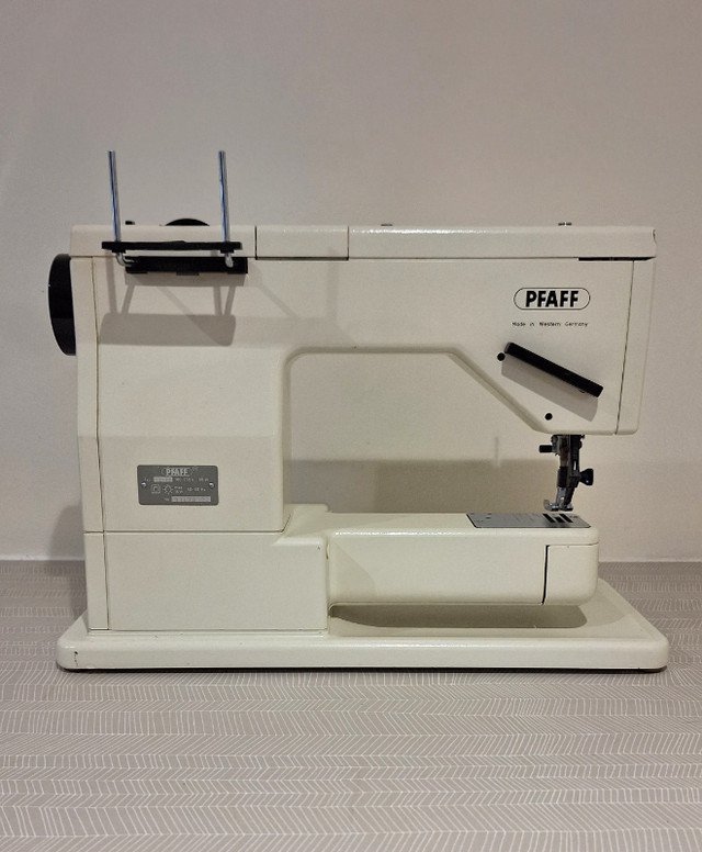 Pfaff 1222E Sewing Machine + case and accessories. Very good. in Hobbies & Crafts in City of Toronto - Image 2