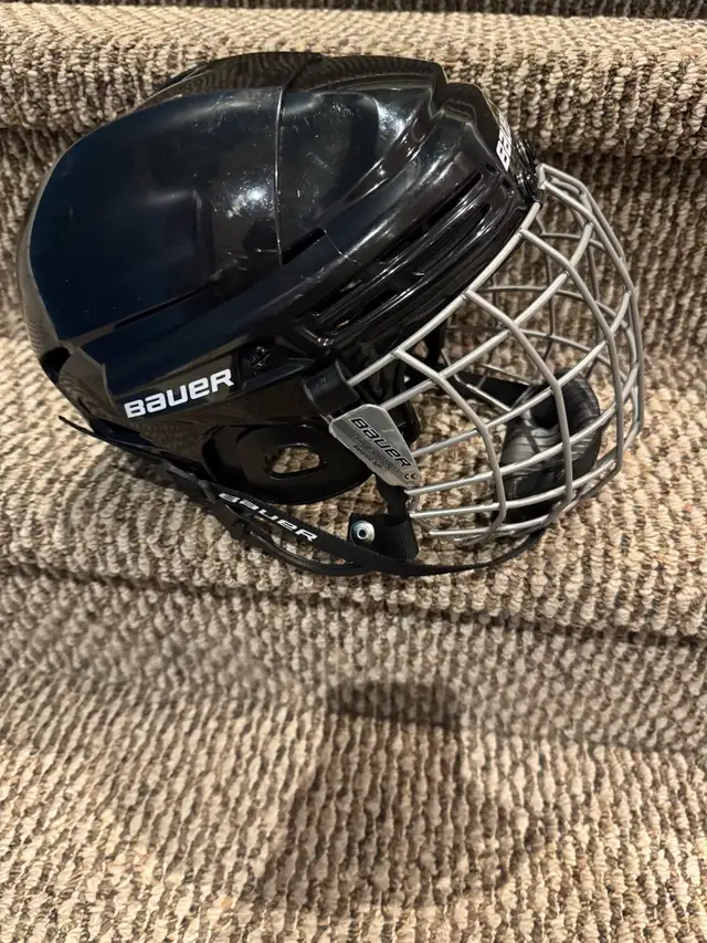 Bauer Hockey Helmet in Hockey in Markham / York Region - Image 4