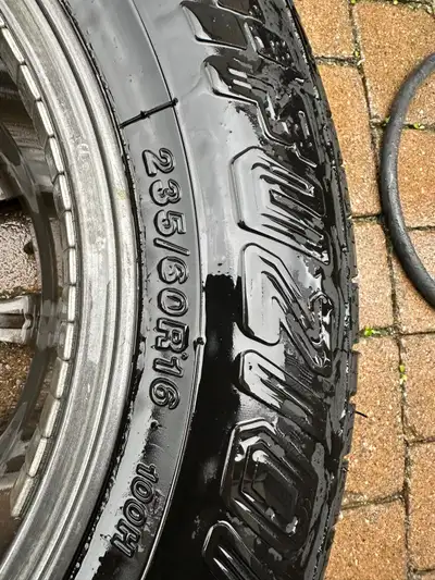 235/60 R16 Ils étaient montés sur une Hyundai 5x114 ET:40 16X7.0J Fuzion 235/60 R 16