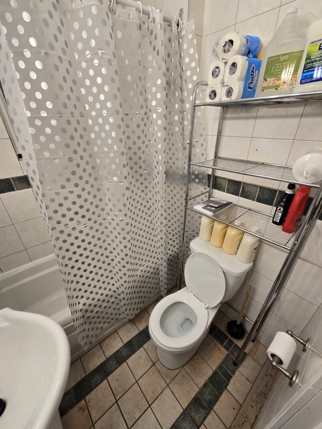 ROOM FOR RENT FACING UDEM, REM AND METRO E.MONTPETIT. — photo 3